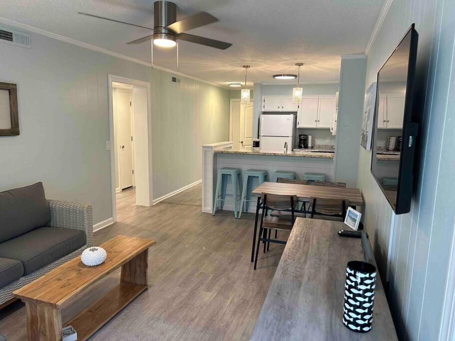 Appartement Ocean Breeze Beachfront Condo, Newly Renovated
