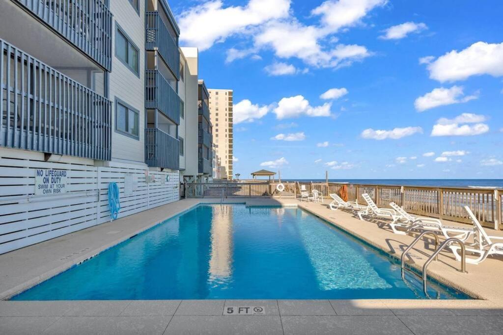 Appartement Ocean Breeze Beachfront Condo, Newly Renovated