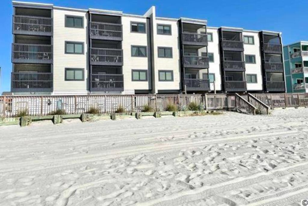 Appartement Ocean Breeze Beachfront Condo, Newly Renovated *