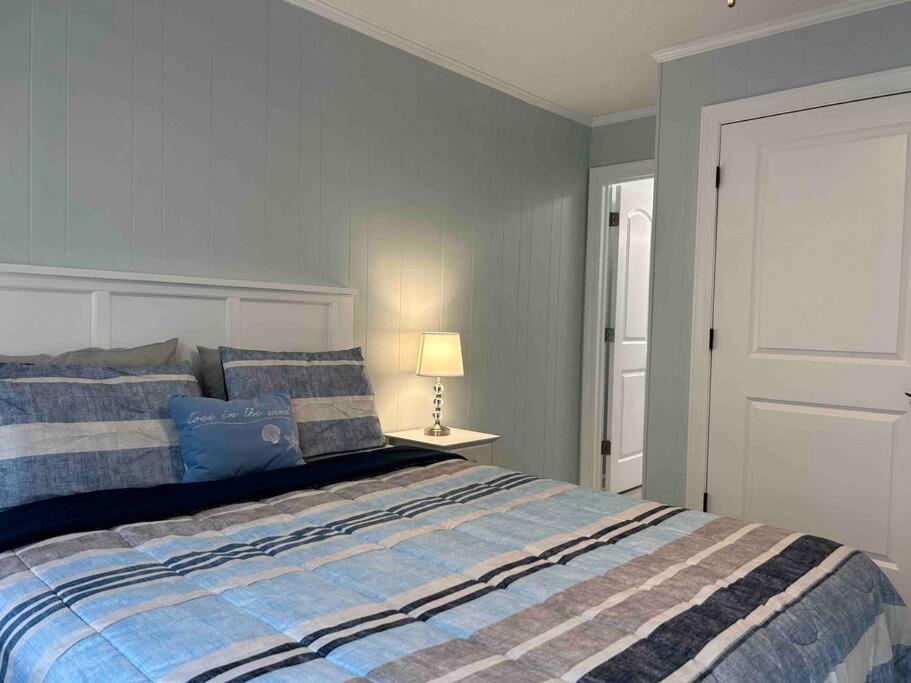 Ocean Breeze Beachfront Condo, Newly Renovated