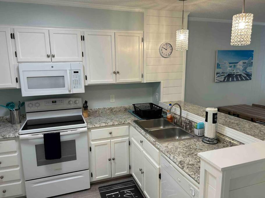 Ocean Breeze Beachfront Condo, Newly Renovated Appartement