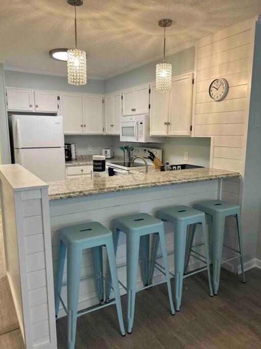 Ocean Breeze Beachfront Condo, Newly Renovated Appartement Myrtle Beach
