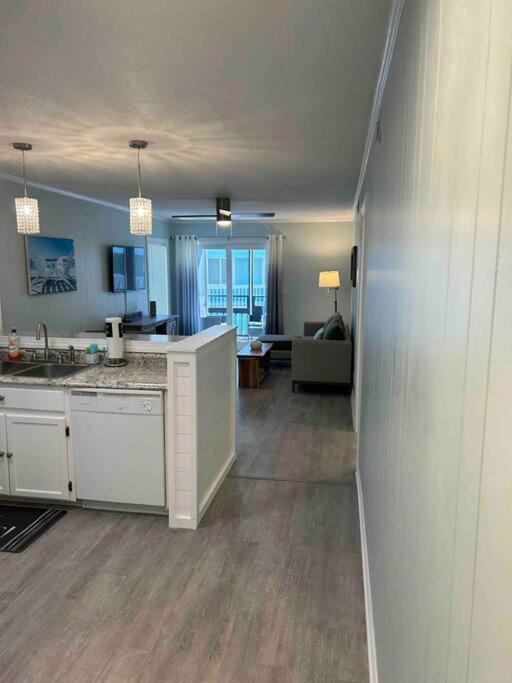 Appartement Ocean Breeze Beachfront Condo, Newly Renovated *