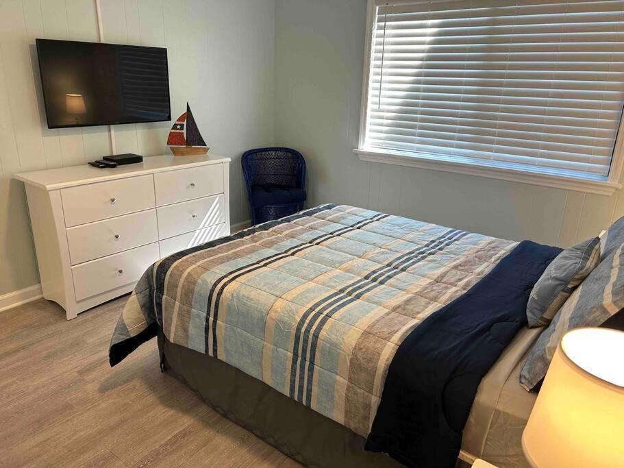 Ocean Breeze Beachfront Condo, Newly Renovated * Myrtle Beach