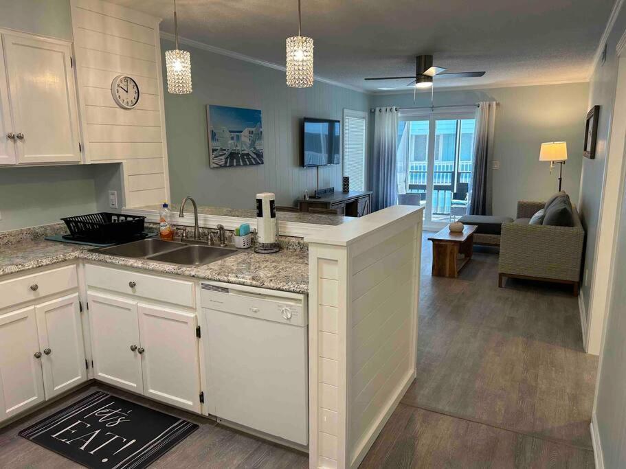 Ocean Breeze Beachfront Condo, Newly Renovated *