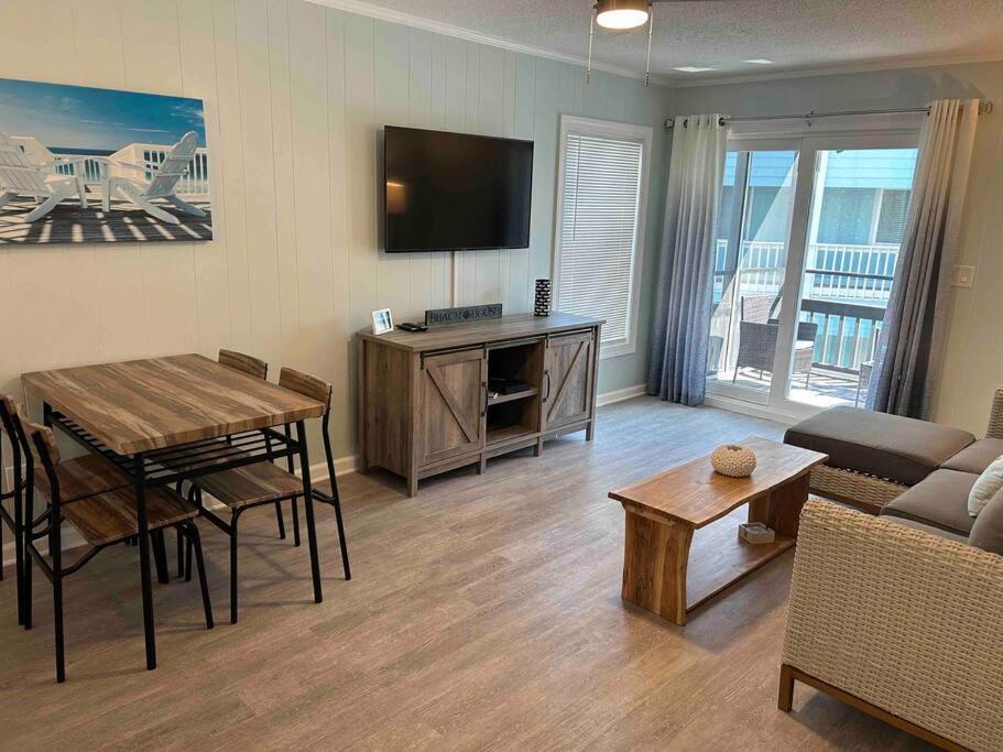 Ocean Breeze Beachfront Condo, Newly Renovated Appartement *