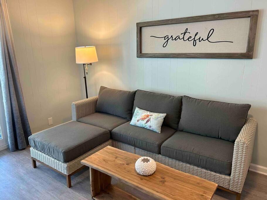 Ocean Breeze Beachfront Condo, Newly Renovated Appartement